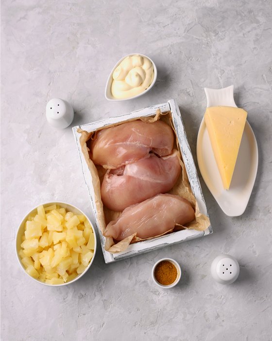 Куриное филе под ананасом и сыром в духовке