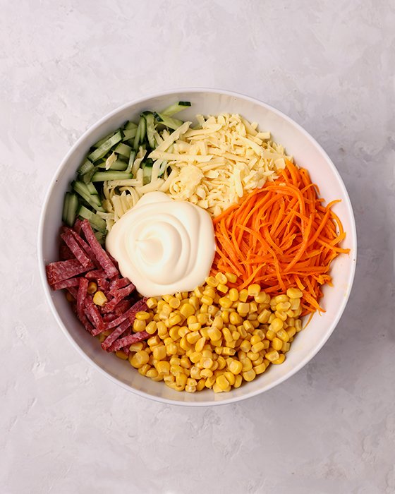 Салат с корейской морковкой, колбасой и сухариками