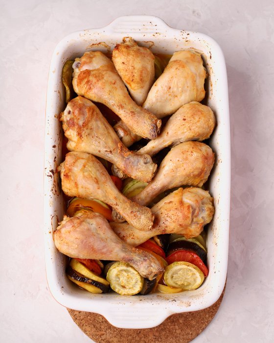 Овощное рагу с курицей и баклажанами в духовке: рецепт - Лайфхакер