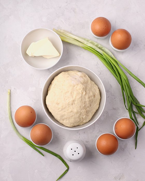 Как приготовить ленивый заливной пирог с луком и яйцом