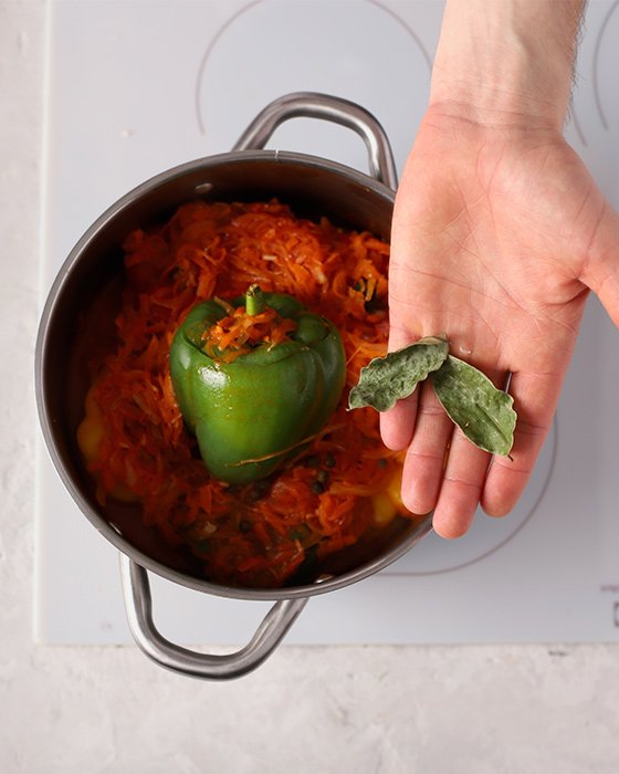 Фаршированный перец с рисом и овощами — рецепт с томатной подливкой (без мяса)