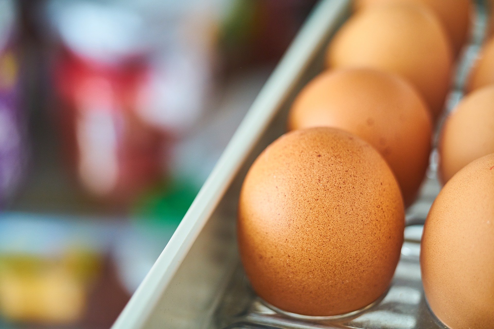 В чем хранить яйца в холодильнике?